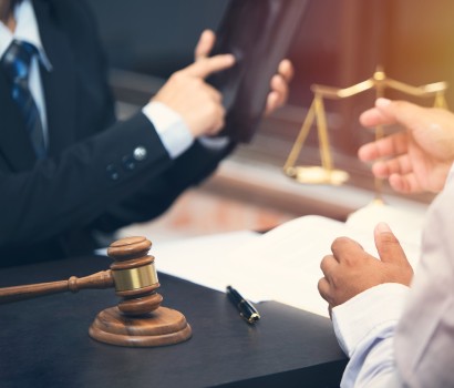 Advogado em frente ao juiz defende causa