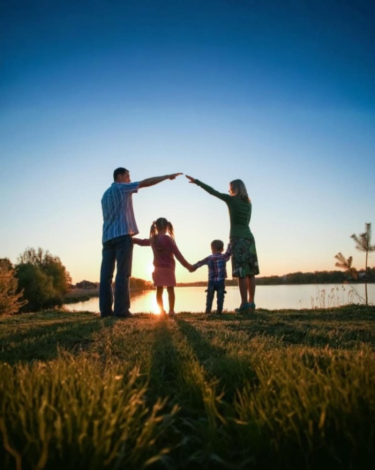 Foto de família representando uma holding familiar e suas vantagens e desvantagens